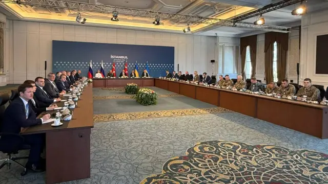 Представители РФ, Турции и Украины за столом мирных переговоров