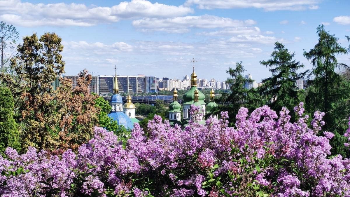 Киев в 20-градусном тепле: цветущие сирени, золотые купола церквей и голубое небо