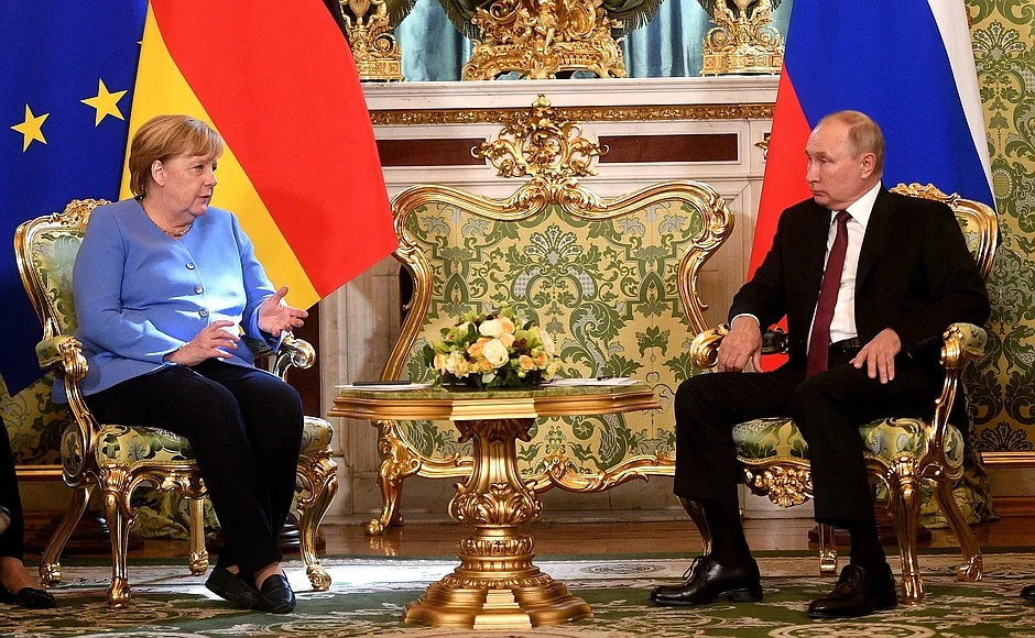 Ангела Меркель и Владимир Путин во время переговоров по Украине