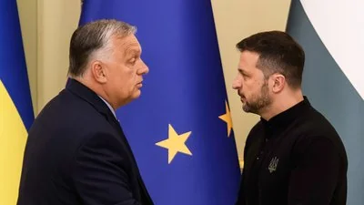 Володимир Зеленський розмовляє з Віктором Орбаном на тлі прапорів України та ЄС