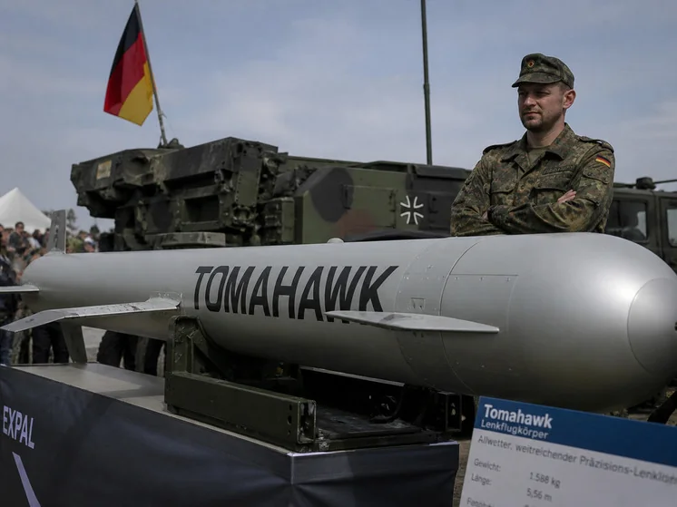 Крилата ракета Tomahawk на німецькій військовій виставці з солдатом Бундесверу