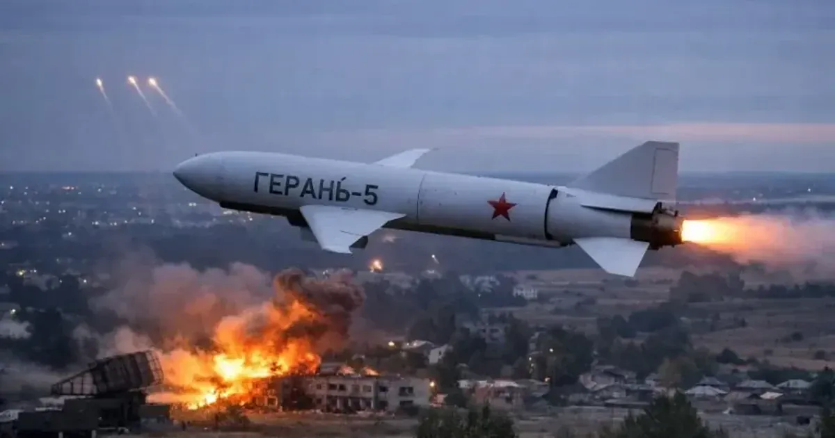 Російська дрон-ракета «Герань-5» летить над селом, спричиняючи пожежу та вибухи.
