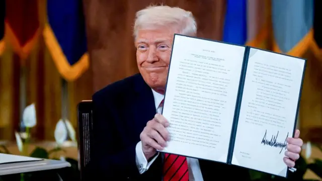 Дональд Трамп демонстрирует медицинский отчет после обследования в Уолтере Риде