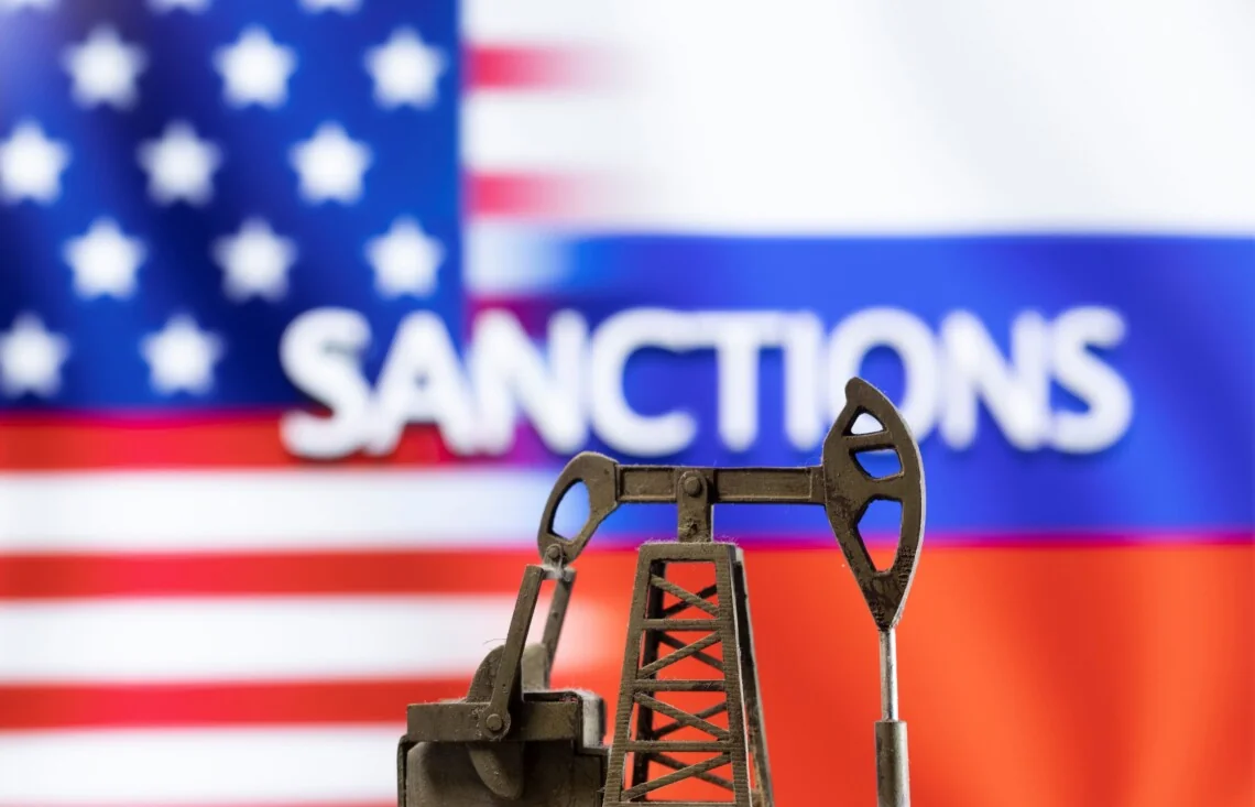 Санкции США в отношении российской нефти: нефтяная вышка на фоне флагов