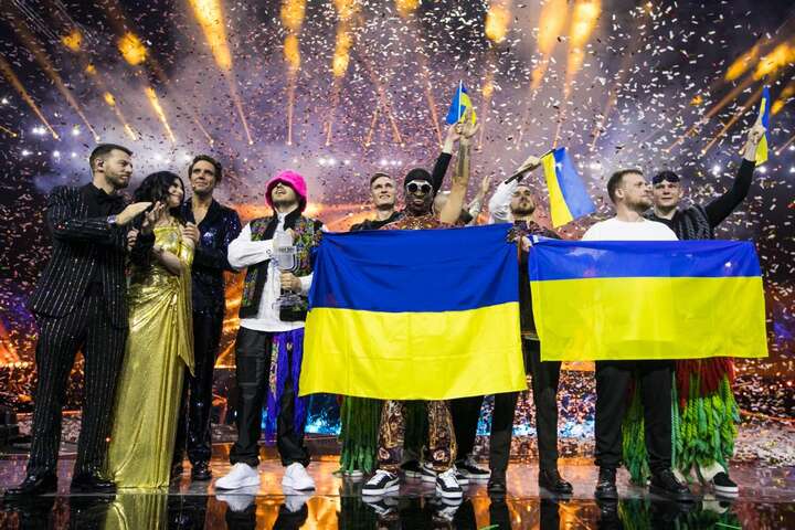 Украинские участники Евровидения празднуют победу с флагами под конфетти на сцене