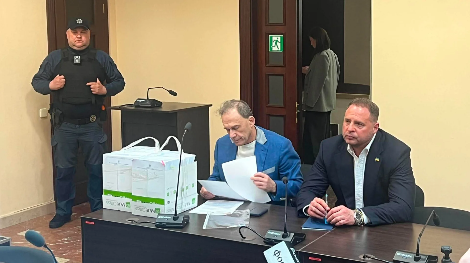 Засідання ВАКС щодо запобіжного заходу для Андрія Єрмака: суддя, підозрюваний та адвокат за столом