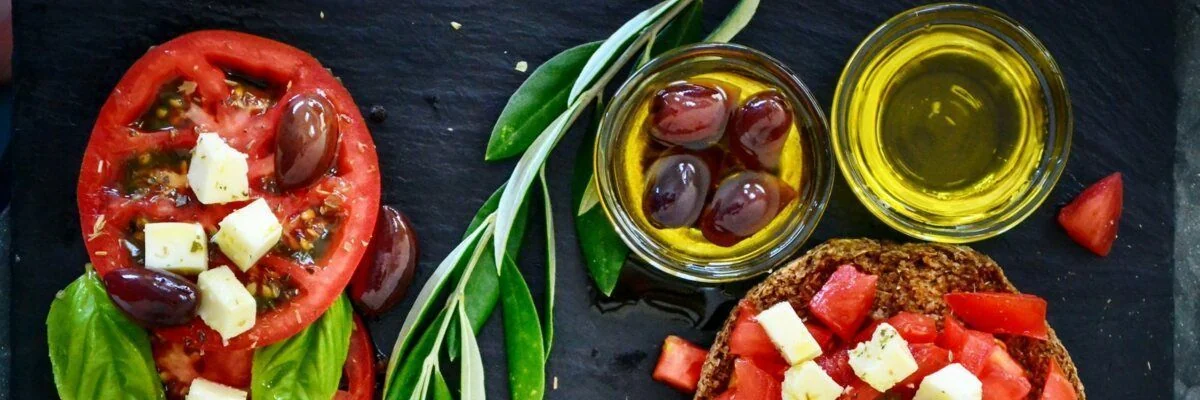 Помидоры с оливковым маслом, оливками и сыром для усвоения ликопена