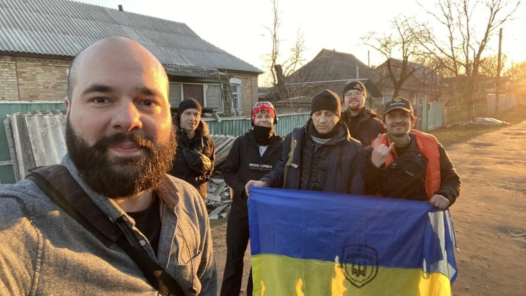 Українці з прапором ЗСУ в селі демонструють стійкість попри війну