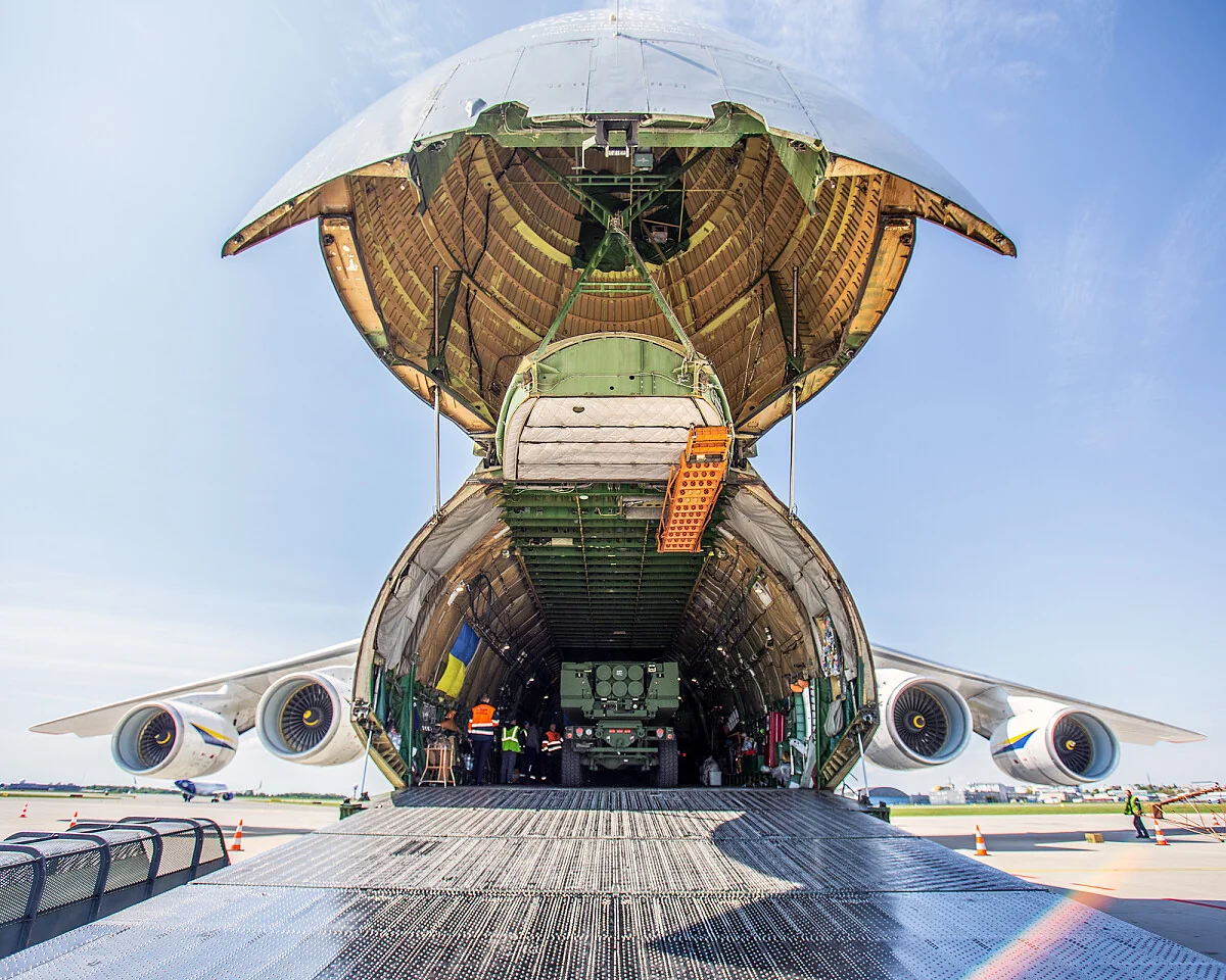 Ан-124 Руслан з відкритим вантажним відсіком після прибуття до Будапешта