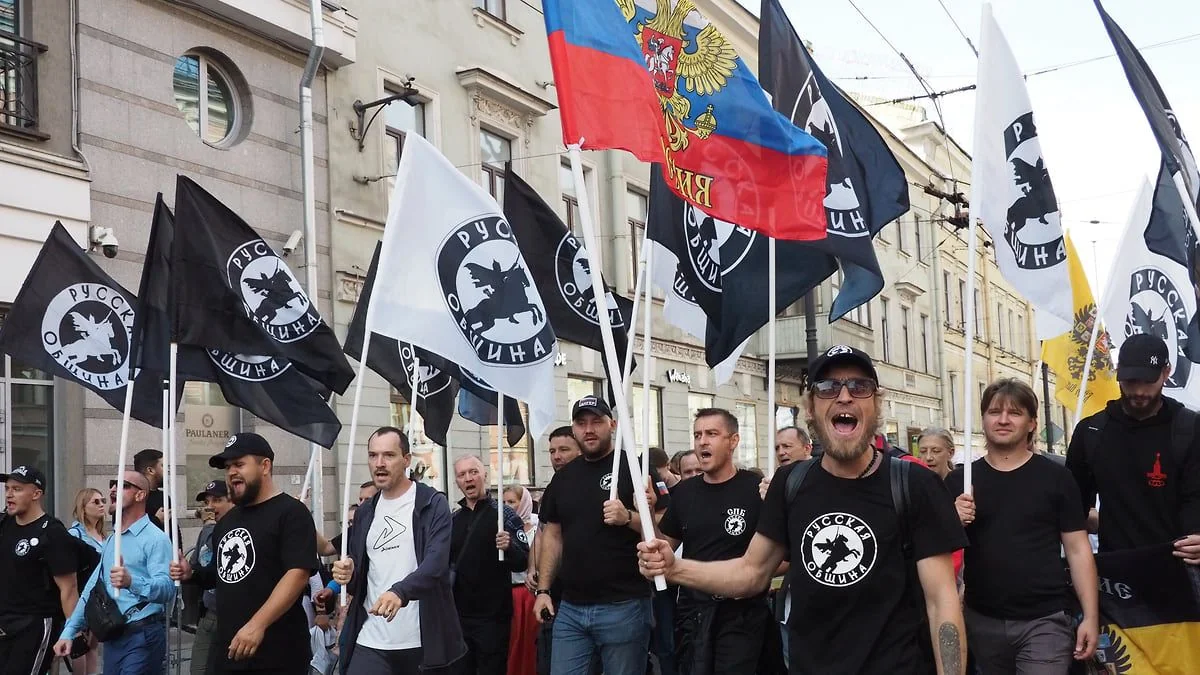 Активісти антипутінського руху «Чорна іскра» марширують з прапорами в РФ