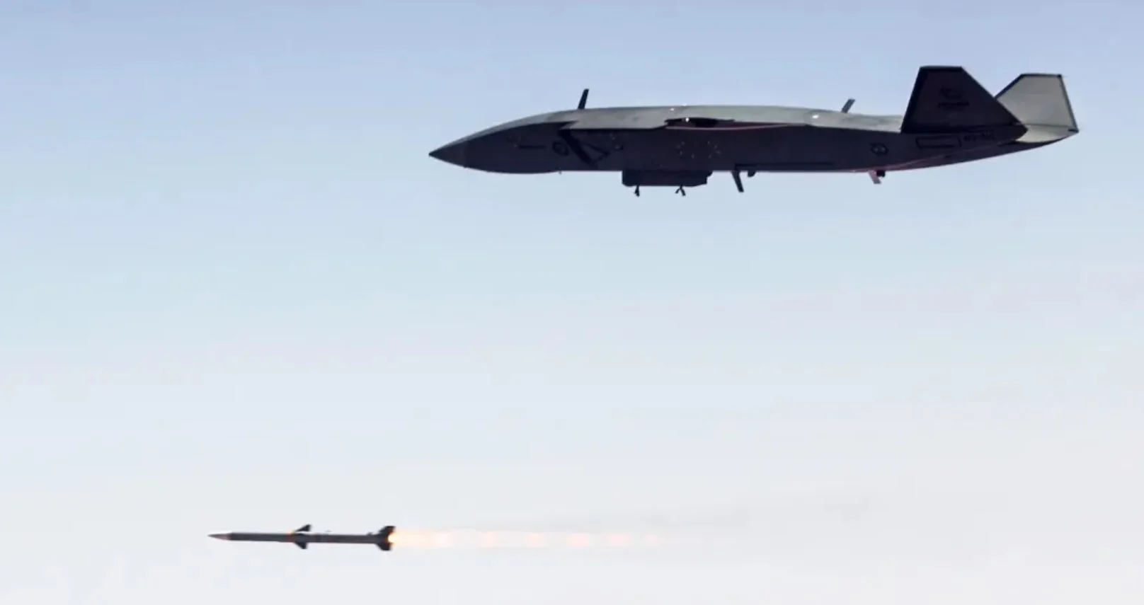Модернізований MQ-28 Ghost Bat Boeing запускає ракету в польоті