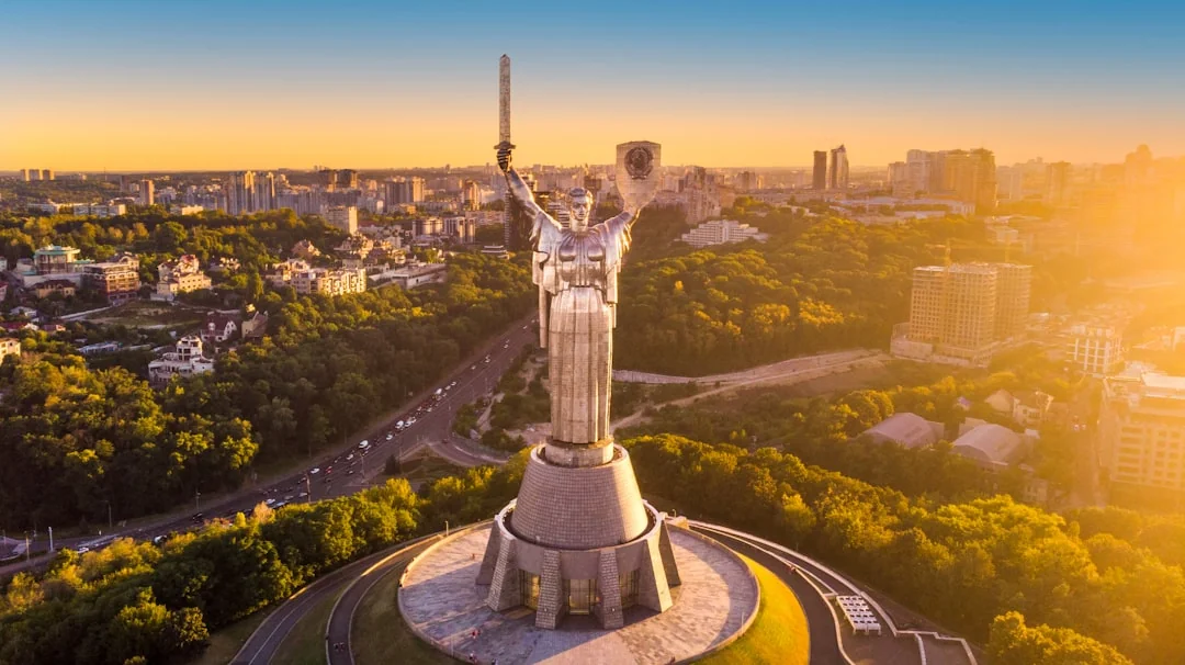 Монумент Батьківщина-Мати в Києві як символ радянської спадщини СРСР