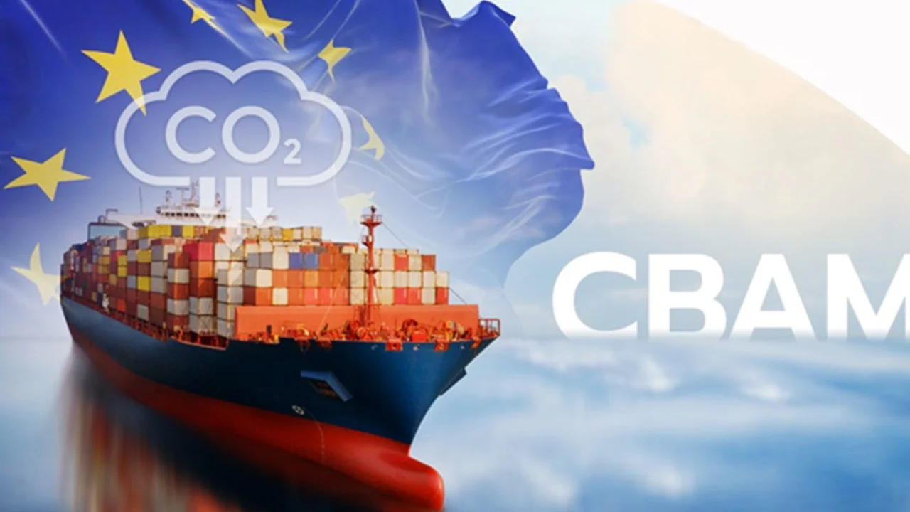 CBAM ЄС з вантажним судном та хмарою CO2 на тлі