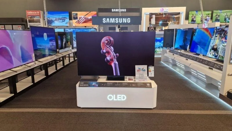 Почему телевизор в магазине выглядит идеально, а дома — нет Телевизоры Samsung OLED в демонстрационном режиме в магазине электроники