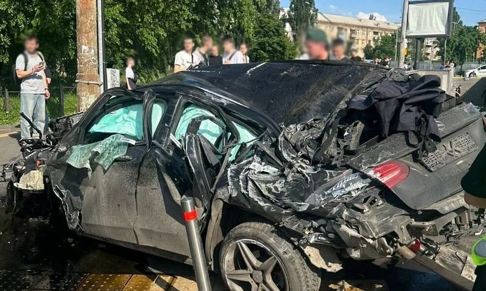 Пошкоджений Aston Martin DB12 Сергія Данильця після ДТП із сином