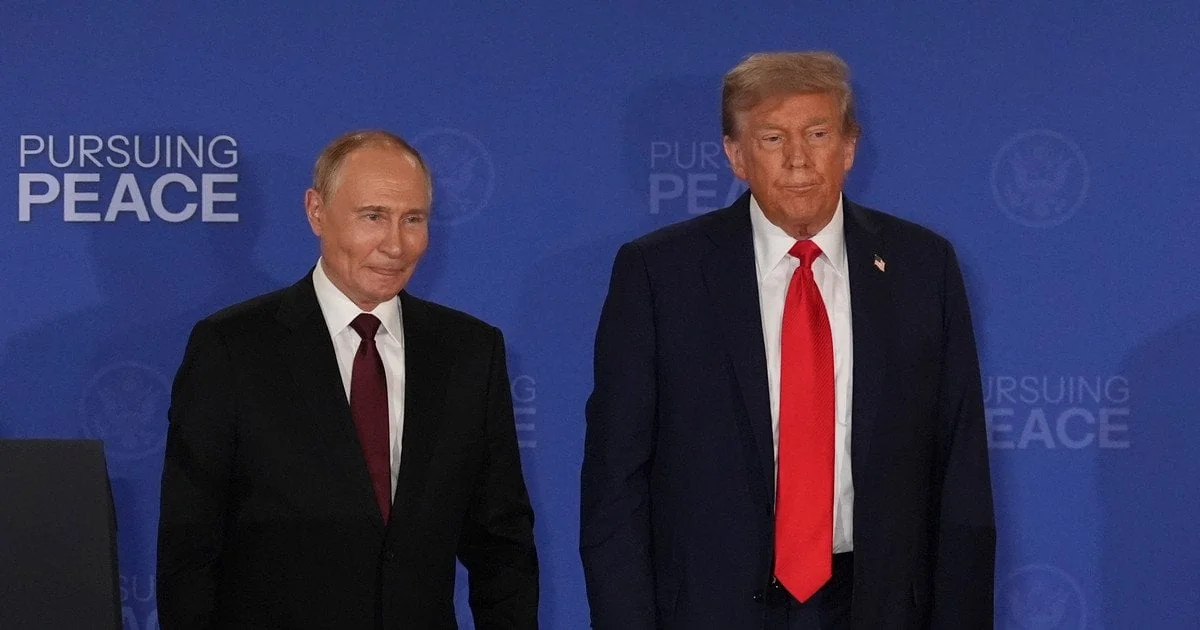 Володимир Путін і Дональд Трамп на тлі Pursuing Peace щодо війни в Україні