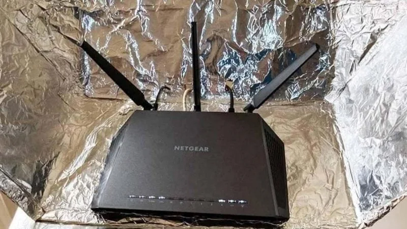 Роутер NETGEAR з алюмінієвою фольгою як відбивачем Wi-Fi сигналу