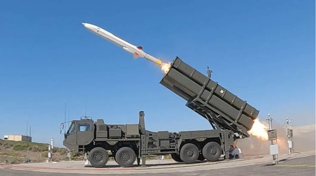 Мобільна пускова установка зенітно-ракетного комплексу Patriot під час запуску ракети