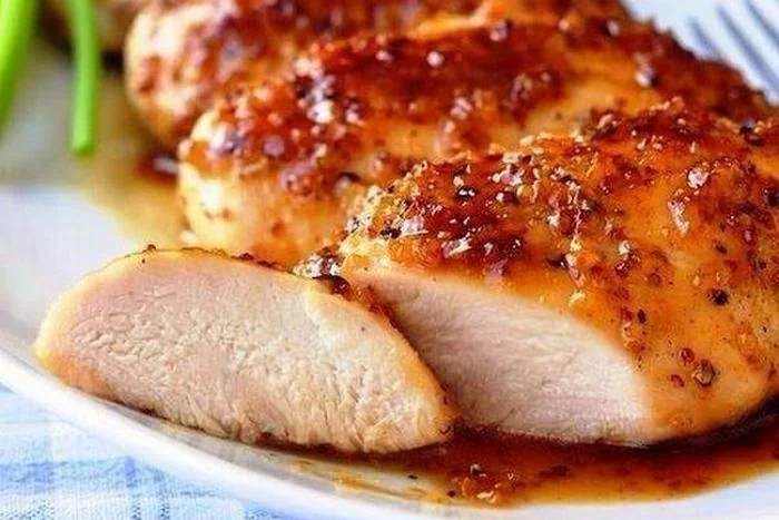 Куриное филе запеченное в духовке как буженина с соусом на тарелке