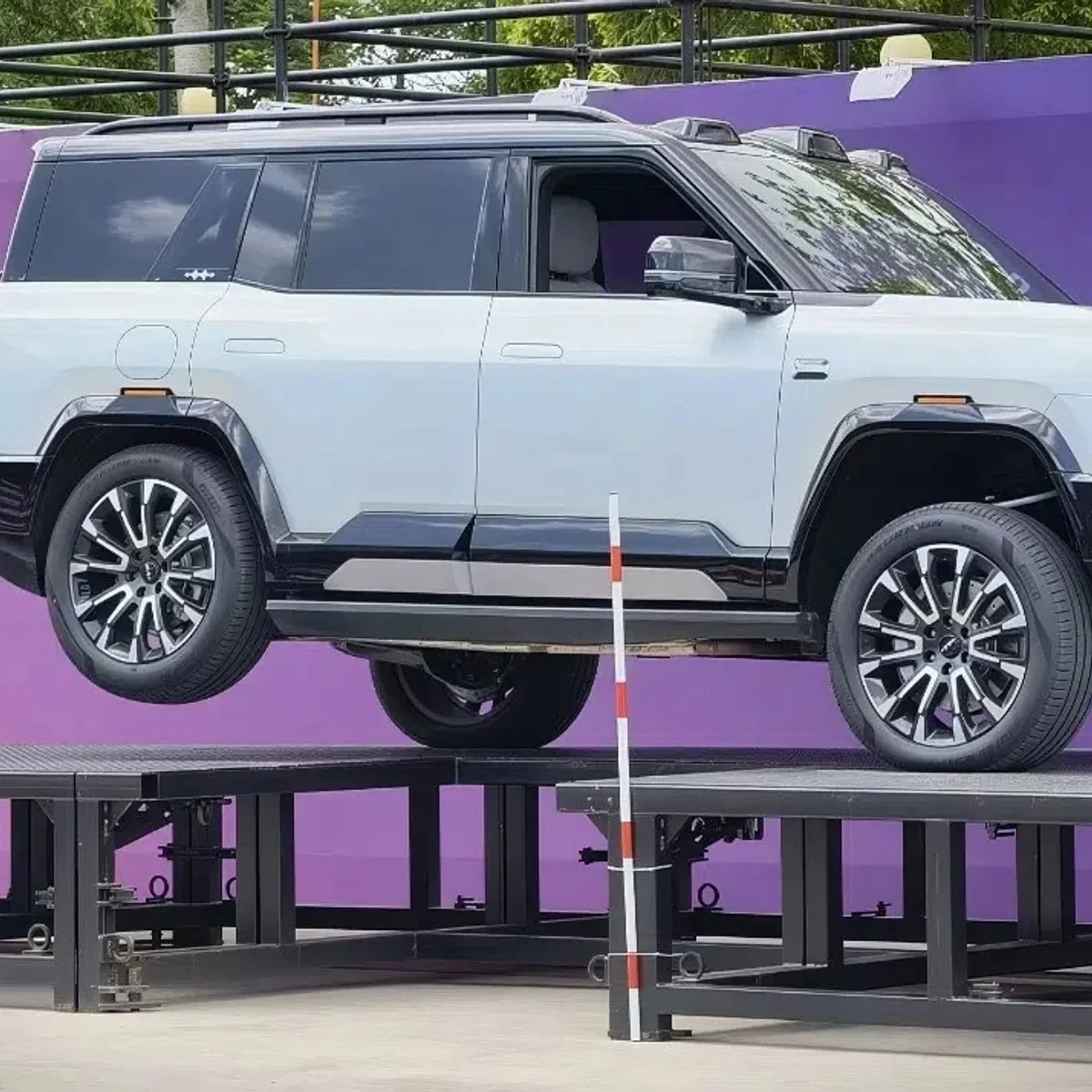 Позашляховик BYD Fangchengbao Bao 8 з піднятим заднім колесом на платформі