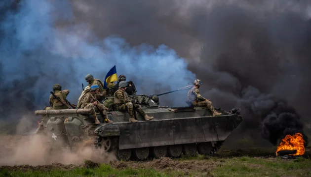 Українські військові на бронетехніці під час ударів по окупантах на півдні