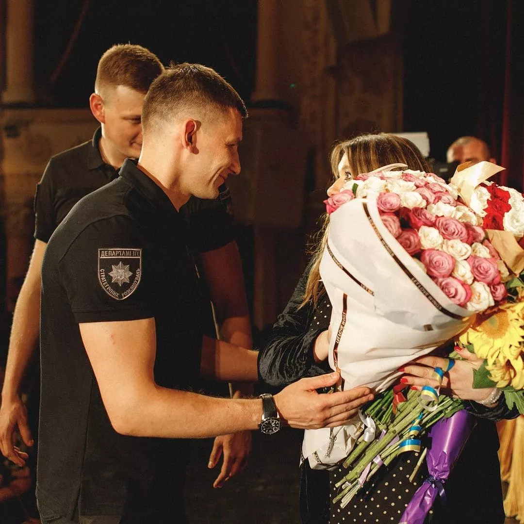 Чоловік Могилевської отримує букет квітів на день народження в Одесі