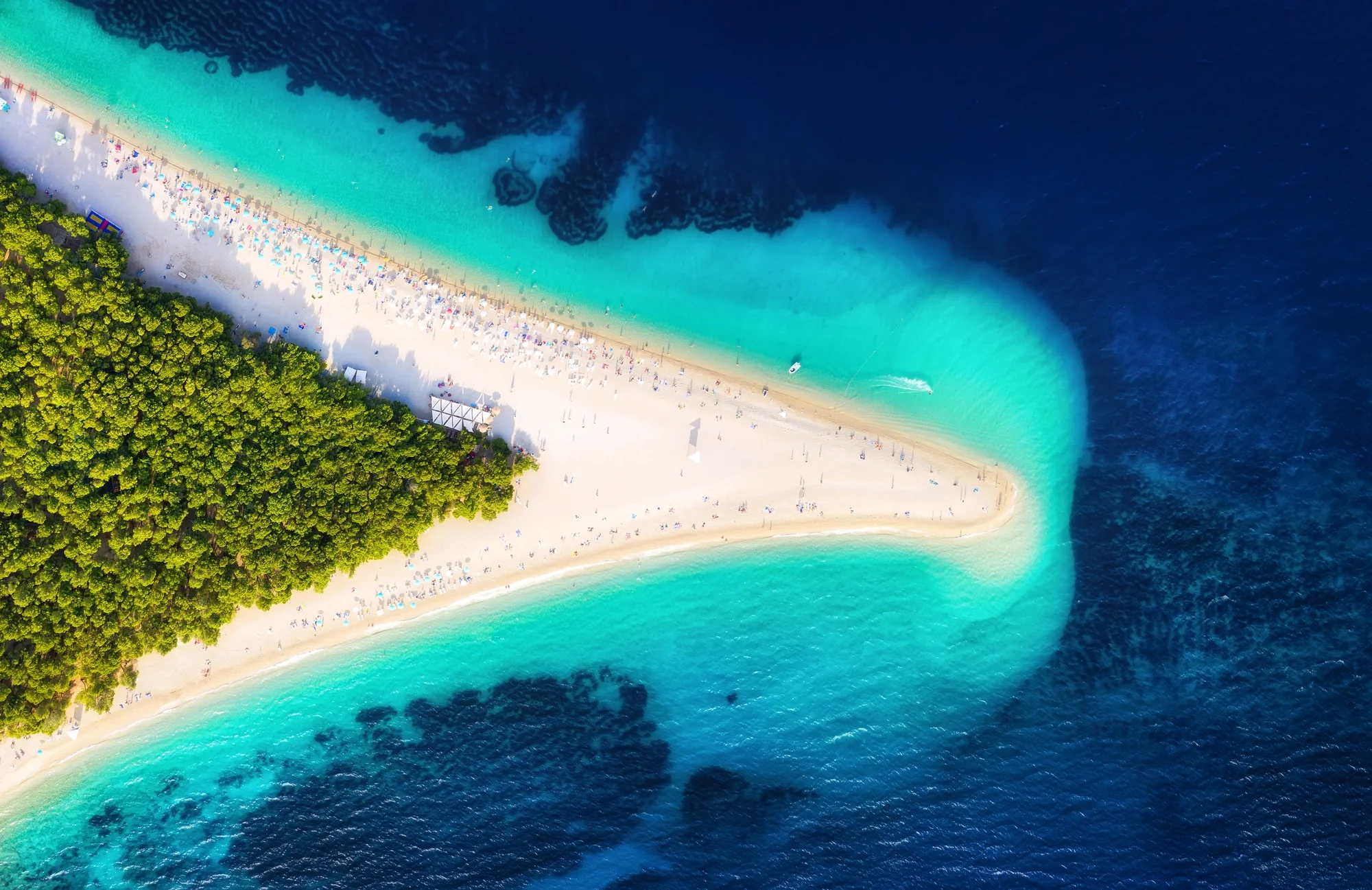 Білосніжний пісок і бірюзова вода на пляжі Nissi Beach в Айя-Напі