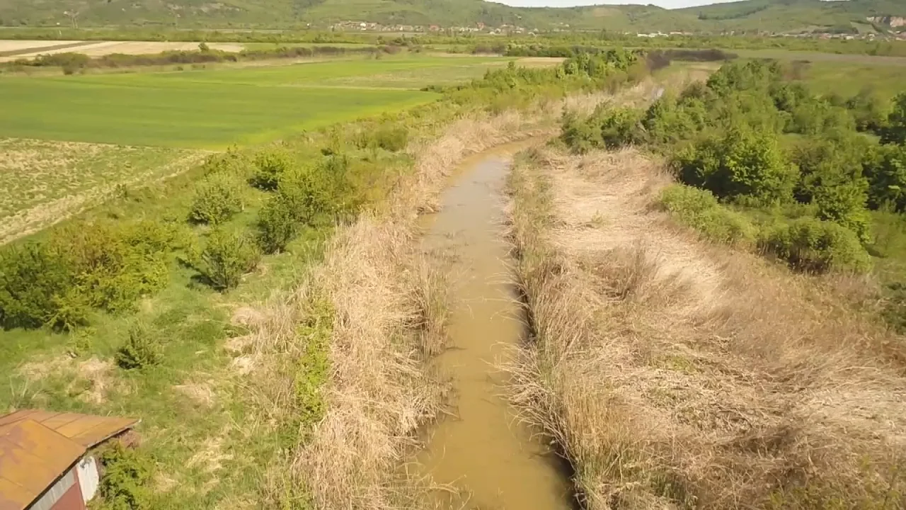 Мала річка з низьким рівнем води серед полів на півдні України