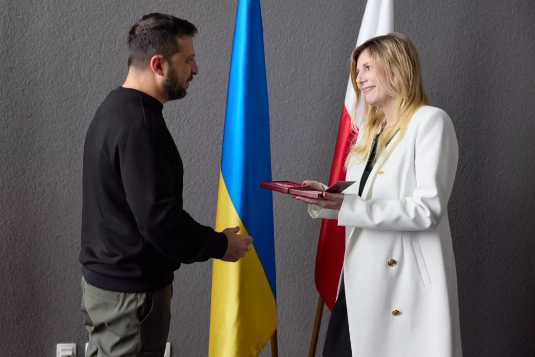 Польська активістка вручає Зеленському Орден Майбутнього біля прапорів України та Польщі