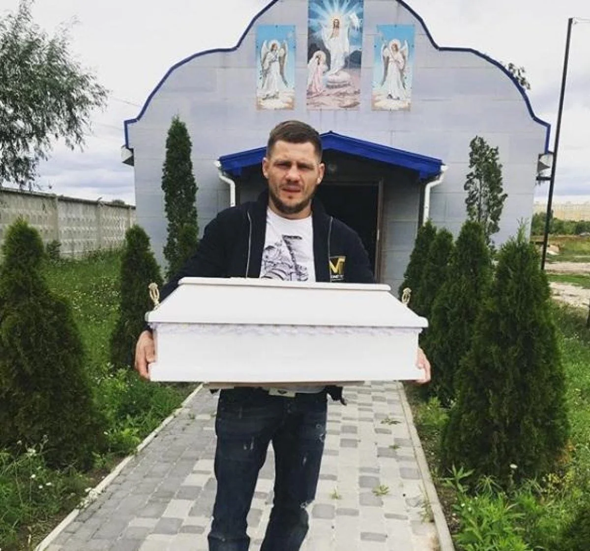 Чоловік несе труну на похороні блогера Денчика з Хрещатика
