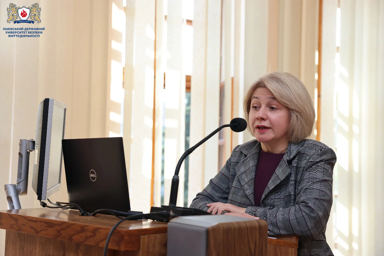 Професорка за трибуною розповідає про відкладений сніданок і схуднення без дієт