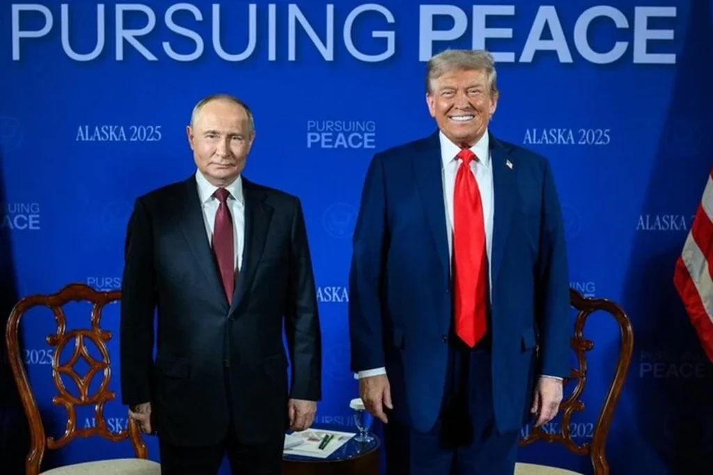 Путин неожиданно признал, что не имел договоренностей с Трампом на Аляске: источник назвал причину Владимир Путин и Дональд Трамп на саммите в Аляске по поводу мира в Украине