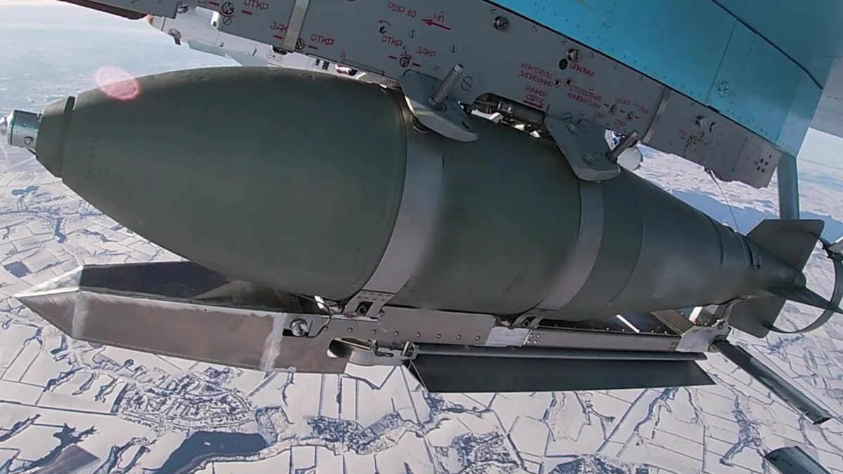 Керована авіаційна бомба КАБ під крилом російського літака