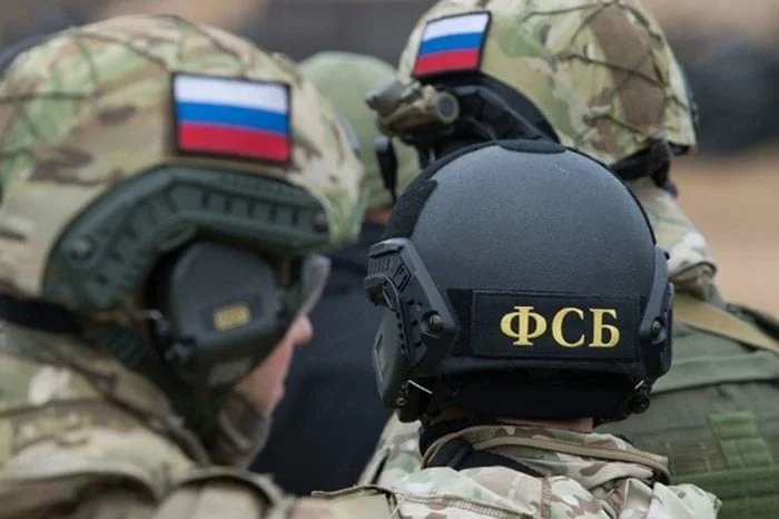 Російські спецслужби ФСБ у камуфляжі зі значками на шоломах