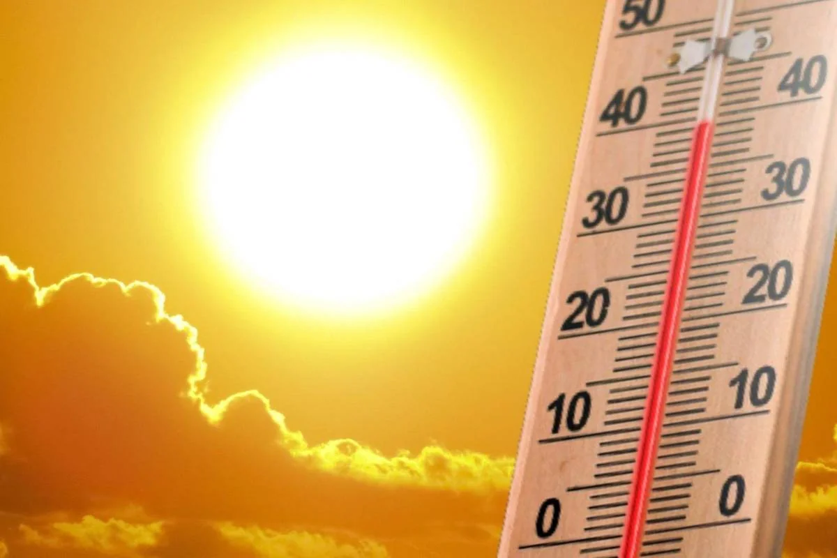 Термометр показує спеку до +33° під яскравим сонцем в Україні