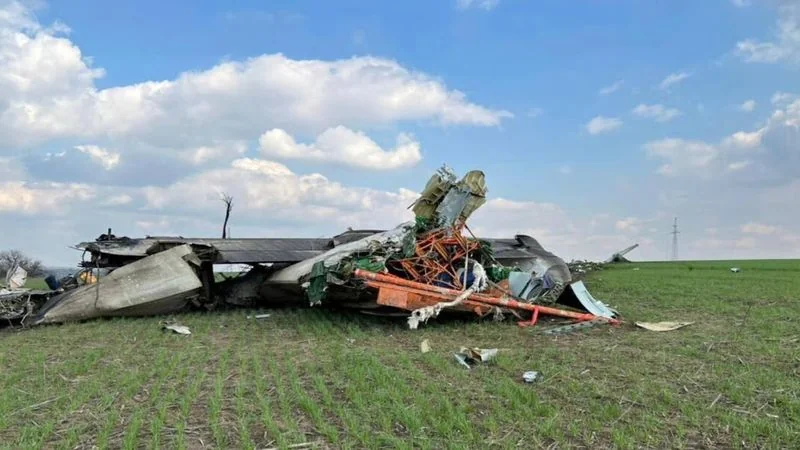 Уламки бомбардувальника Су-24М після катастрофи на Хмельниччині