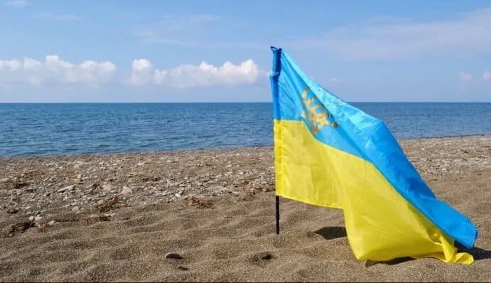 Синьо-жовтий прапор України на Кінбурнській косі після відступу окупантів