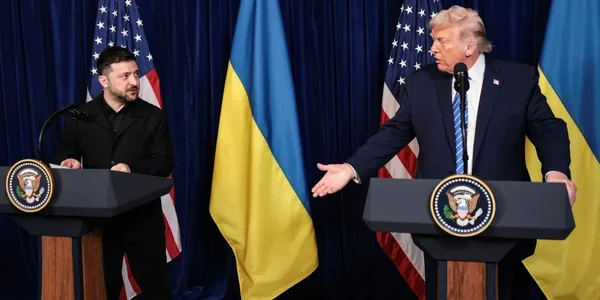 Трамп призвал Зеленского действовать смелее против РФ Дональд Трамп и Владимир Зеленский на совместной пресс-конференции с флагами США и Украины