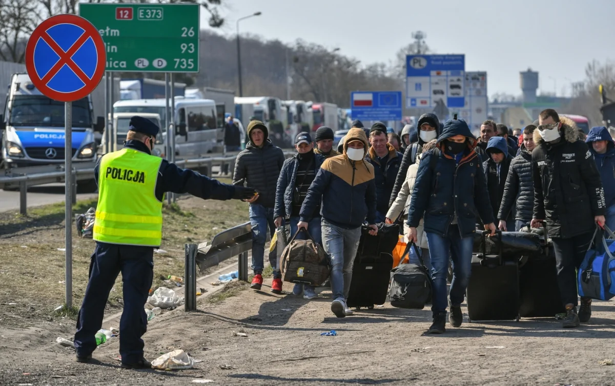 Українці з валізами виїжджають з Польщі під наглядом поліції