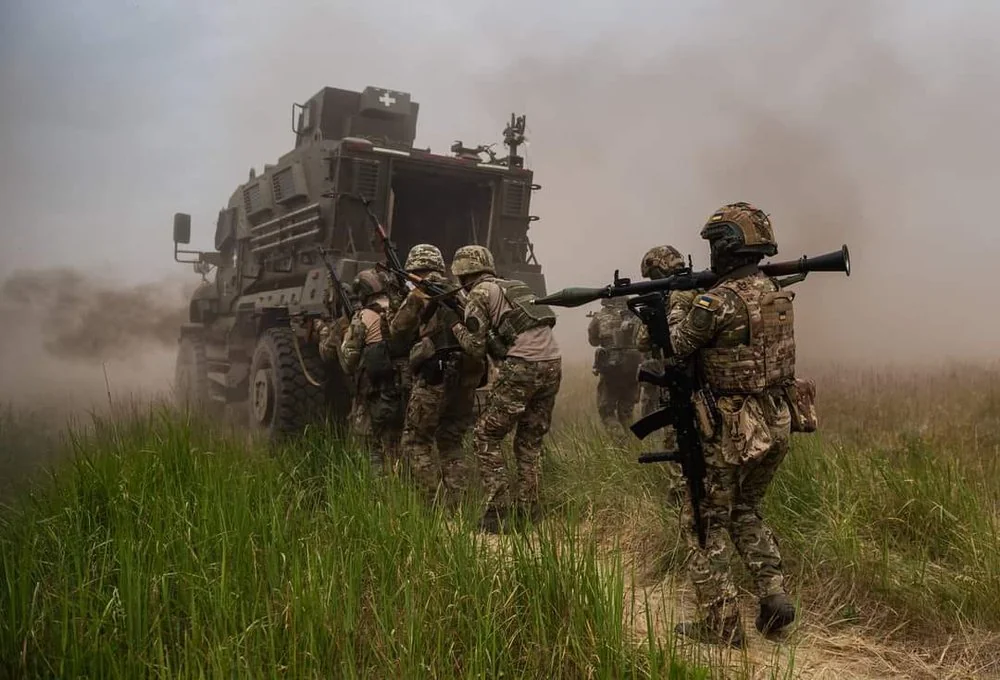 Українські військові з Javelin біля HIMARS на позиції під час війни в Україні