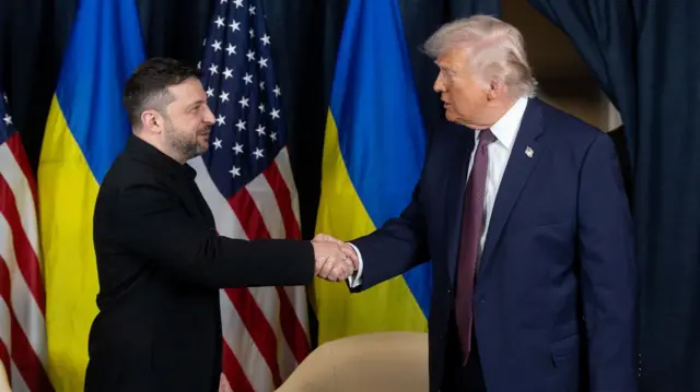 Зеленський і Трамп тиснуть руки під час переговорів про шанси України на перемогу