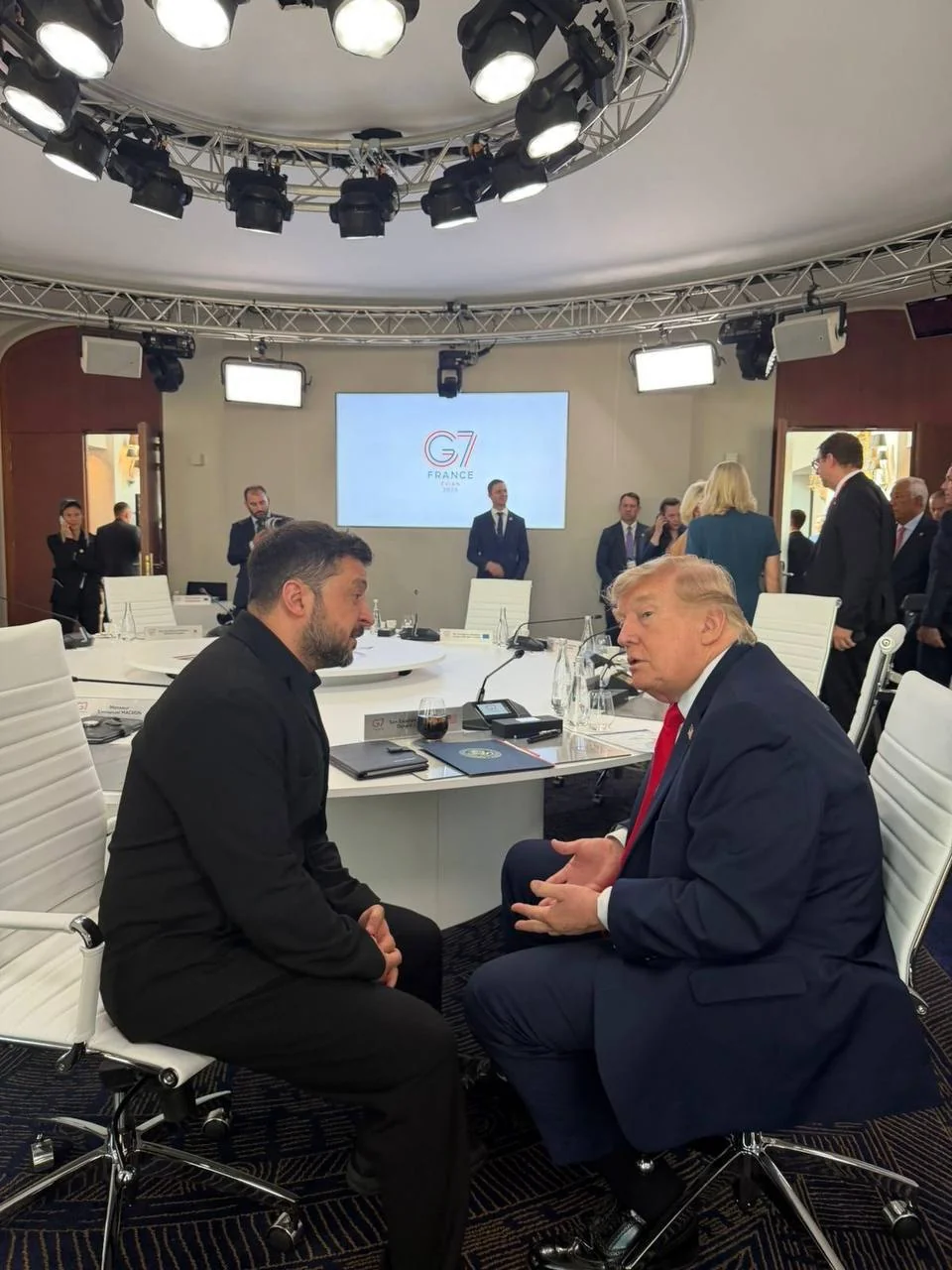 Зеленський і Трамп ведуть переговори на саміті G7 у Франції