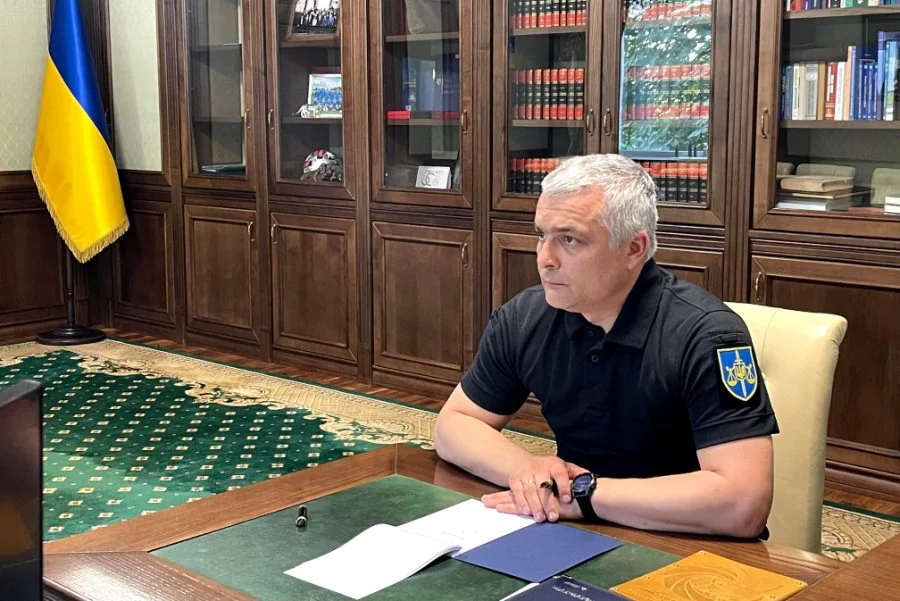 Правоохоронець за столом у кабінеті під час справи про хабар адвоката в Києві