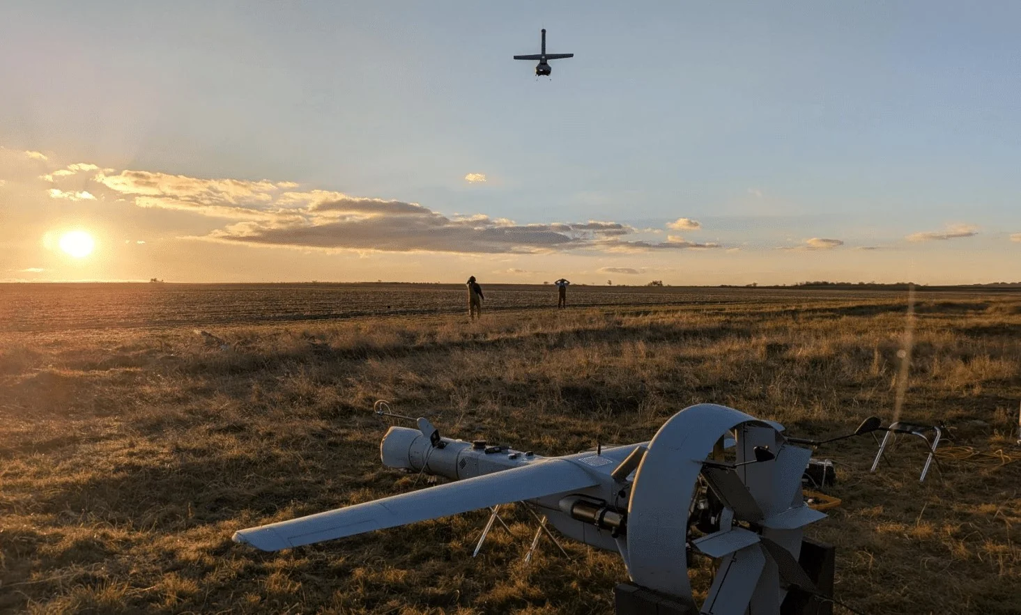Дрон V-BAT у польоті над полем під час розвідки російських цілей