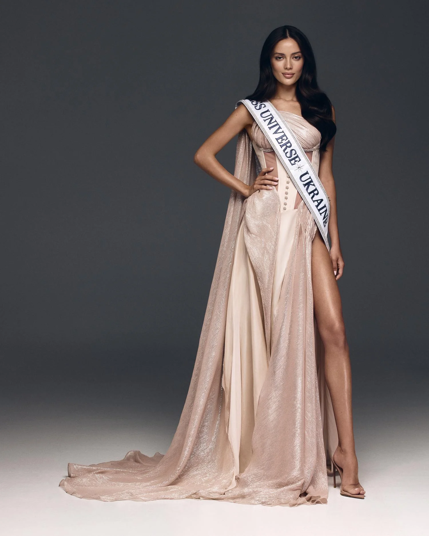 Анна Ніконова в бежевій сукні зі стрічкою Miss Universe Ukraine