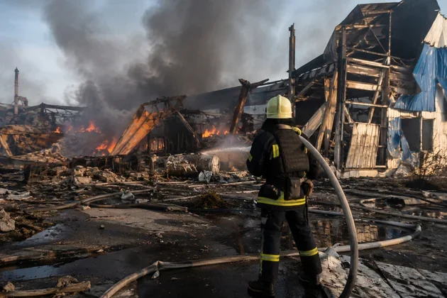 Баллистический удар по Одессе: двое погибших, повреждена поликлиника и порт Спасатель тушит пожар на разрушенном объекте после удара по Одессе