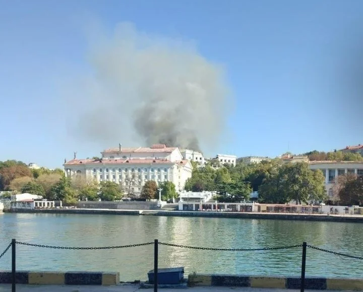 Дым над зданием в Крыму после удара ВСУ по позициям оккупантов