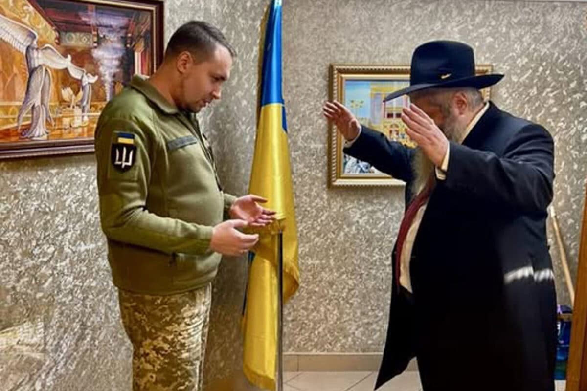 Кирило Буданов і релігійний лідер біля прапора України під час зустрічі