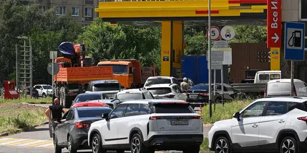 Черга автомобілів на заправці через дефіцит пального в Росії