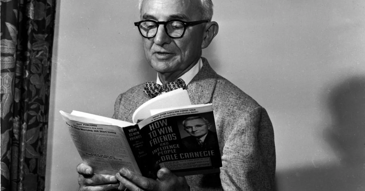 Дейл Карнегі з книгою «Як здобувати друзів та впливати на людей»